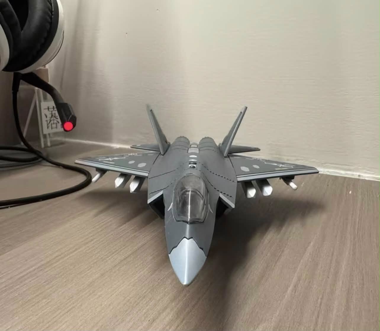 J-35 Aircraft Plastic Model Kit